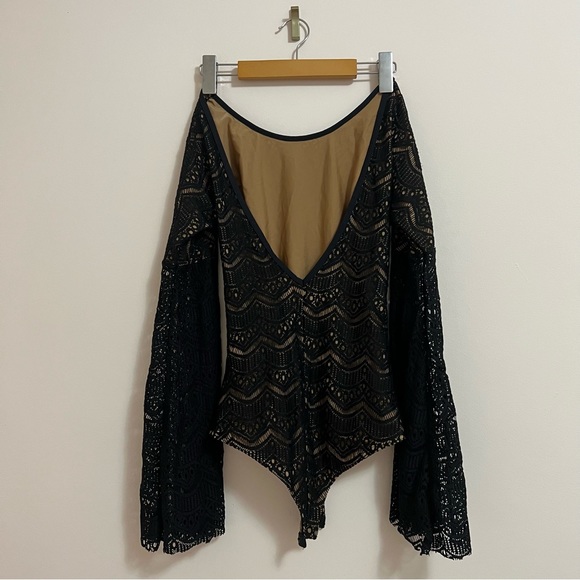 Lace bell sleeved bodysuit in black size US XS- M boutique- One teaspoon - Picture 9 of 11